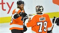 Jakub Voráek a branká Carter Hart slaví vítzství Philadelphie.