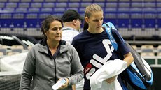 Conchita Martínezová a Karolína Plí�ková b�hem  tréninku na Fed Cup v Ostrav�.