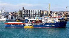 Migranti z lodi Sea-Watch 3 mohli po dvou týdnech opustit palubu a vstoupit na...