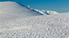 Rozježděné stráně v Krkonoších, kde se lyžovat nesmí (1.2.2019).