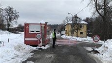 Policisté psobí v areálu bývalých muniních sklad ve Vlachovicích na Zlínsku...