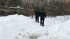Policisté p�sobí v areálu bývalých muni�ních sklad� ve Vlachovicích na Zlínsku...