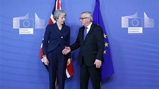 Pedseda Evropské komise Jean-Claude Juncker (vpravo) a britská premiérka...