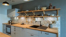 Do kuchyn pouili klienti nábytek z IKEA a béový patchworkový obklad Sicily.
