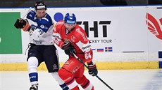 eský hokejista Jií Seká pedhání finského soupee.