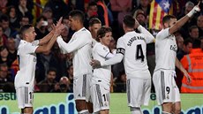 Fotbalisté Realu Madrid slaví gól Lucase Vazquéze.