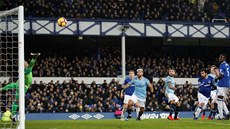 Aymeric Laporte z Manchesteru City p�ekonává  branká�e Evertonu.