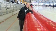 Eli�ka D�ímalová u dráhy v Inzellu, kde i dnes po�ene za medailí Martinu Sáblíkovou.