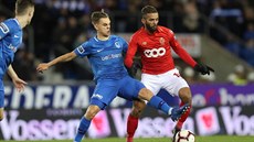 Leandro Trossard (vpravo) z Genku v souboji s Mehdim Carcelou z Lutychu.