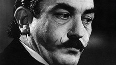 Albert Finney jako detektiv Poirot