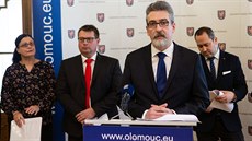 Olomoucký primátor Miroslav Žbánek (u pultíku) společně se šesti náměstky...