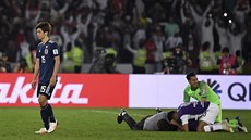 Japonský fotbalista Juja Osako (vlevo) smutn odchází od katarských oslav ve...