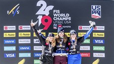 eská snowboardcrossaka Eva Samková (uprosted) se zlatem z mistrovství svta....