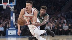 Marcus Smart (vpravo) z Bostonu fauluje newyorského Kevina Knoxe.