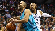 Tony Parker (vlevo) z Charlotte faulovaný Jevonem Carterem z Memphisu.