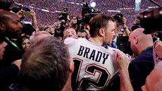 Tom Brady slaví s New England Patriots svj estý triumf v Super Bowlu.