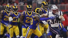 Rex Burkhead (v bílém) z New England Patriots uniká obran Los Angeles Rams.