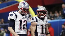 Julian Edelman (vpravo) a Tom Brady z New England Patriots