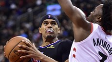 Tobias Harris (vlevo) z LA Clippers se soustedí na zakonení pes O. G....