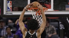 Marvin Bagley III. z Sacramenta smeuje do koe San Antonia.