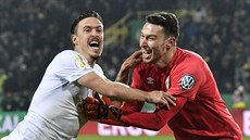 Max Kruse (vlevo) a Jií Pavlenka z Brém slaví postup pes Dortmund.