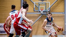 Jan Kozina (vpravo) z Brna úto�í v zápase s Pardubicemi.