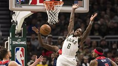 Eric Bledsoe (6) z Milwaukee p�i�el o mí� v souboji s washingtonskými hrá�i,...