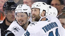 Tomá Hertl, a Joe Thornton se radují z gólu San Jose.