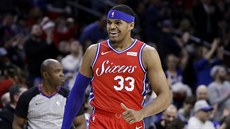 Tobias Harris z Philadelphie se raduje bhem zápasu s Denverem.