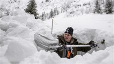 Botanik Správy KRNAP Vojtěch Zavadil měří množství sněhu v Labském dole v...