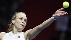 Chorvatská tenistka Donna Vekiová servíruje ve tvrtfinále na turnaji v...