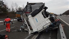 Nehoda dvou kamionů zcela uzavřela dálnici D5 na 103. kilometru. (1. 2. 2019)