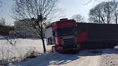 Kamion uvázl u zámečku Pohansko na Břeclavsku.