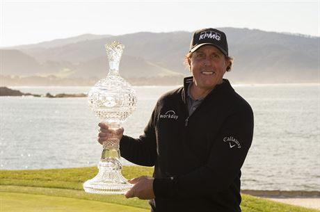 Phil Mickelson popáté v kariée vyhrál turnaj v Pebble Beach.