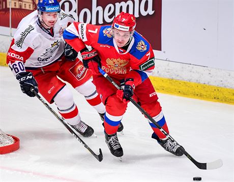 Rudolf ervený (vlevo) atakuje ruského hokejistu Andreje Svetlakova v utkání...
