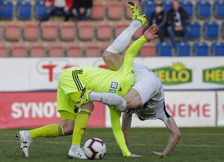 Martin Bukata z Karviné (ve lutém) a Jan Juroka ze Slovácka se do sebe pi...