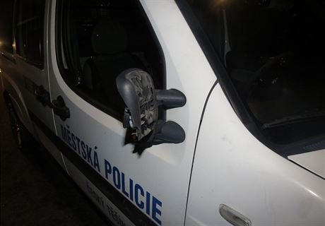 Opilá idika nabourala policejní auto.