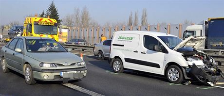 Hromadná nehoda pti aut na západním okraji Brna zastavila v úterý ráno provoz...