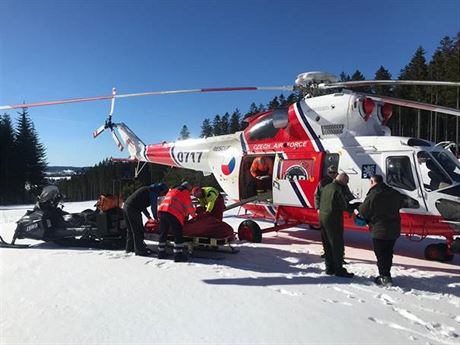 Pro chlapce se zlomenou nohou musel na Lipno pilett vrtulník