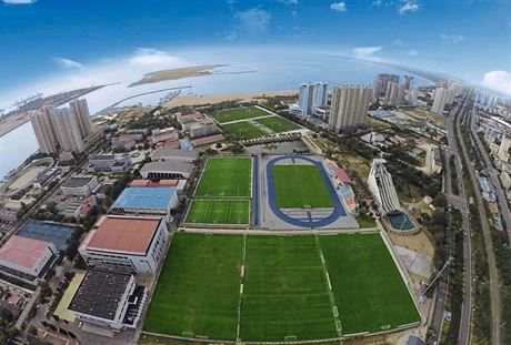 Areál fotbalové akademie v ínském mst Qinhuangdao, kde Erik Zavel psobí...
