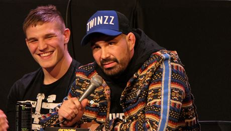 Slovensk bijec MMA Attila Vgh (vpravo) na tiskov konferenci Oktagon MMA.