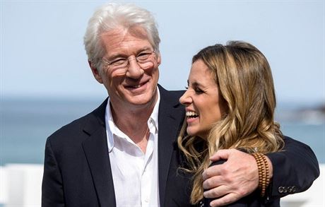 Richard Gere a Alejandra Silva (San Sebastian, panlsko, 24. z 2016)