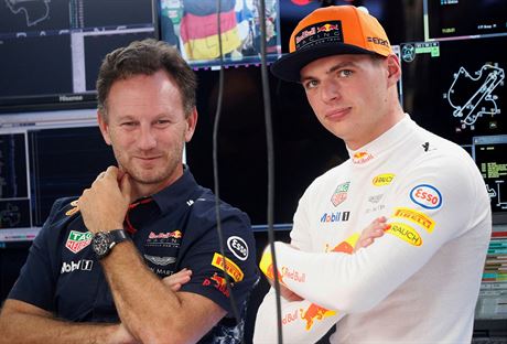 Max Verstappen (vpravo) z Red Bullu a jeho éf Christian Horner