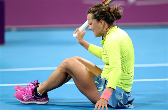 Barbora Strýcová se roziluje ve tvrtfinále turnaje v Dauhá.