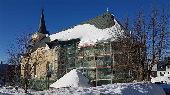 Sníh ze stechy kostela svaté Anny na Boím Daru strhl leení.