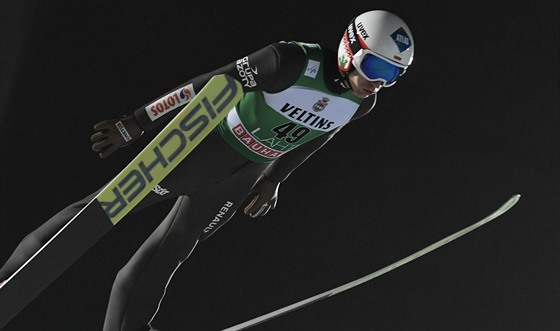 Polák Kamil Stoch svití vzduchem v závod Svtového poháru v Lahti.