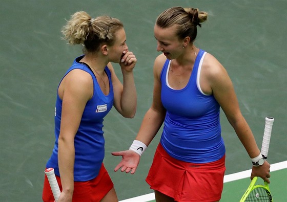 eské tenistky Kateina Siniaková (vlevo) a Barbora Krejíková se domlouvají...