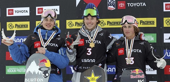 Amerian Chris Corning (uprosted) slaví titul mistra svta v slopestylu. druhý...