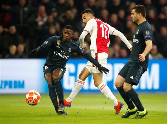 Noussair Mazraoui (Ajax) a Vinícius Junior (Real Madrid) v osmifinále Ligy...
