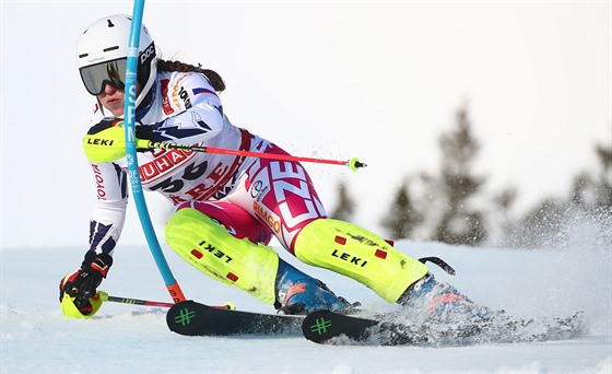 eská lyaka Gabriela Capová projídí slalomem na mistrovství svta v Aare.